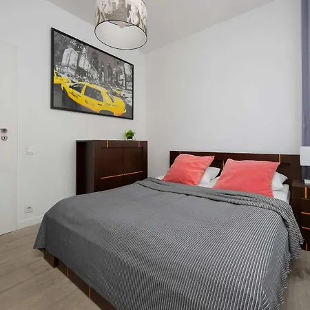 Spacious Near The Airport Parking & Remote Working By Renters *
