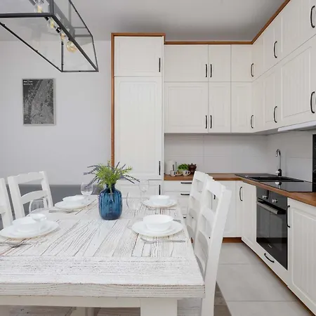 Spacious Near The Airport Parking & Remote Working By Renters Lejlighed