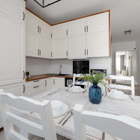 Lejlighed Spacious Near The Airport Parking & Remote Working By Renters Warszawa