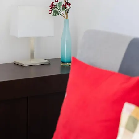 Spacious Near The Airport Parking & Remote Working By Renters