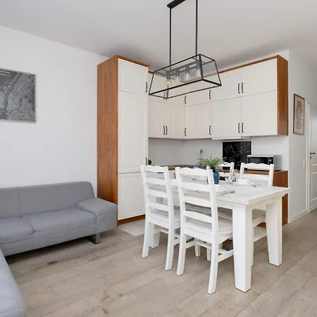 Spacious Near The Airport Parking & Remote Working By Renters Lejlighed