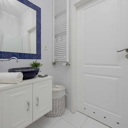 Spacious Near The Airport Parking & Remote Working By Renters *