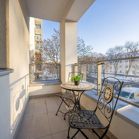 Lejlighed Spacious Near The Airport Parking & Remote Working By Renters Warszawa