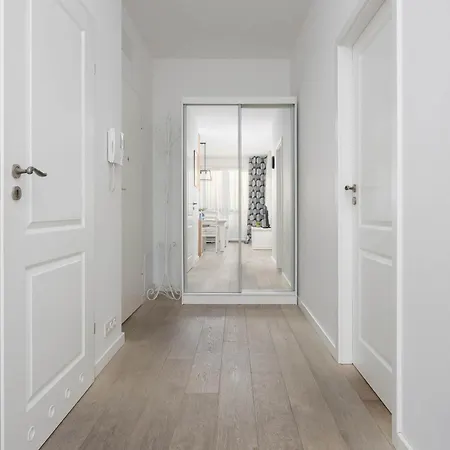 Spacious Near The Airport Parking & Remote Working By Renters